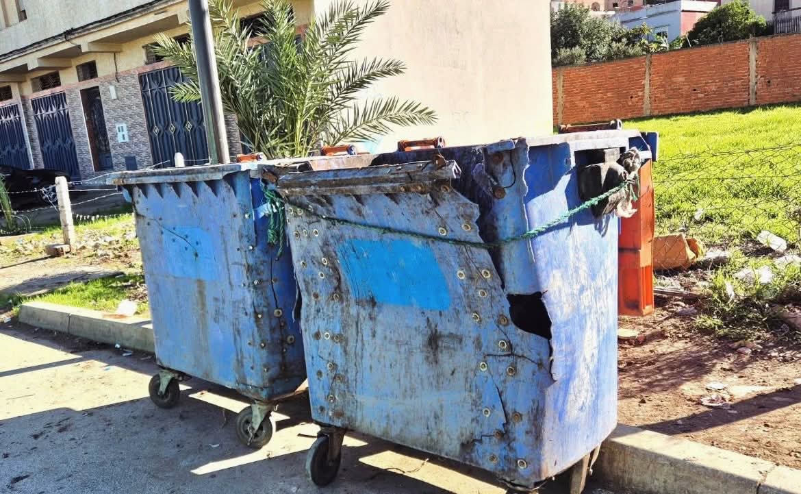 ساكنة جماعة كزناية بين غياب البنية التحتية وتراكم الأزبال… معاناة تتجدد مع كل تساقطات مطرية 3 1000395980