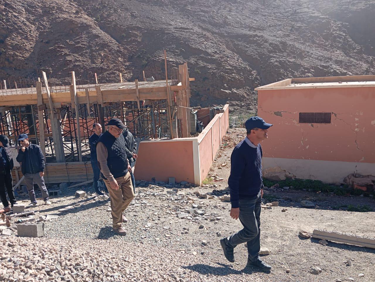 بالصور : شيشاوة تسرّع ورش الإعمار… وجولة ميدانية للعامل بوعبيد الكراب تُبرز أولوية التعليم والصحة وفك العزلة 7 1000396669