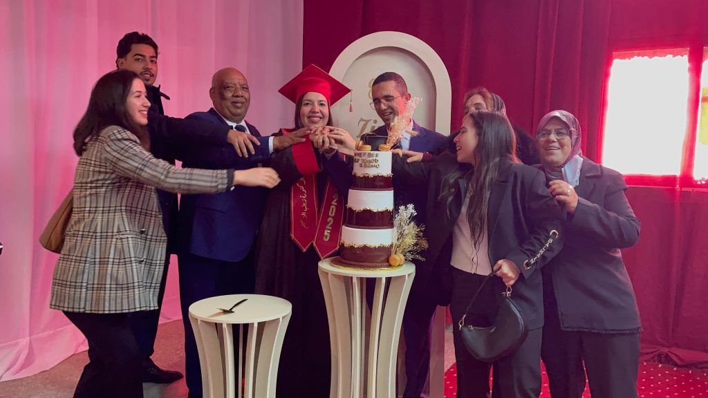 بالصور : الدكتورة زينب الزعيم تنال شهادة الدكتوراه بميزة “مشرف جداً” عن أطروحة حول حكامة الفيدراليات البيمهنية لقطاع الدواجن 7 1000396850