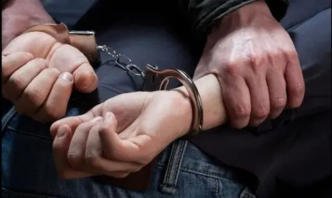 العيون : ايقاف امرأة لاشتباه تورطها في قضية تتعلق بتبادل الضرب والجرح البليغين بالسلاح الأبيض المفضيين إلى الموت 1 1a763bb3 1b3c 42ef 8e31 19bff2dba9ab 1