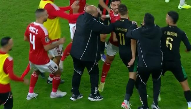 الإعلام المصري يبالغ في تضخيم أحداث مباراة الجيش الملكي والأهلي… وتاريخ الملاعب يفضح ازدواجيته 1 l