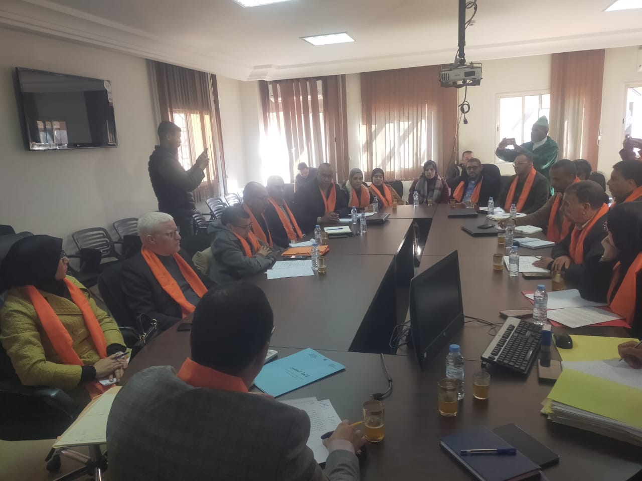 قلعة السراغنة : وكيل الملك يترأس إجتماعا تنسيقيا مع مختلف القطاعات والمؤسسات العمومية بالإقليم وذلك في إطار الحملة الوطنية 23 للعنف ضد النساء تحت شعار"معا لتكريس حق المرأة في حياة خالية من العنف الواقعي والرقمي" . 8 1000397312