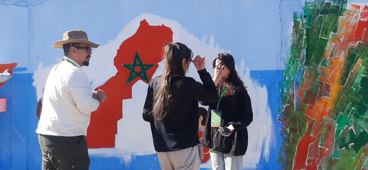 ملتقى "نوافذ 18" بسطات يخرج إلى الشارع العام برسائل فنية وطنية. 3 1000400846