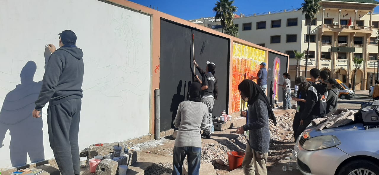 ملتقى "نوافذ 18" بسطات يخرج إلى الشارع العام برسائل فنية وطنية. 5 1000400848