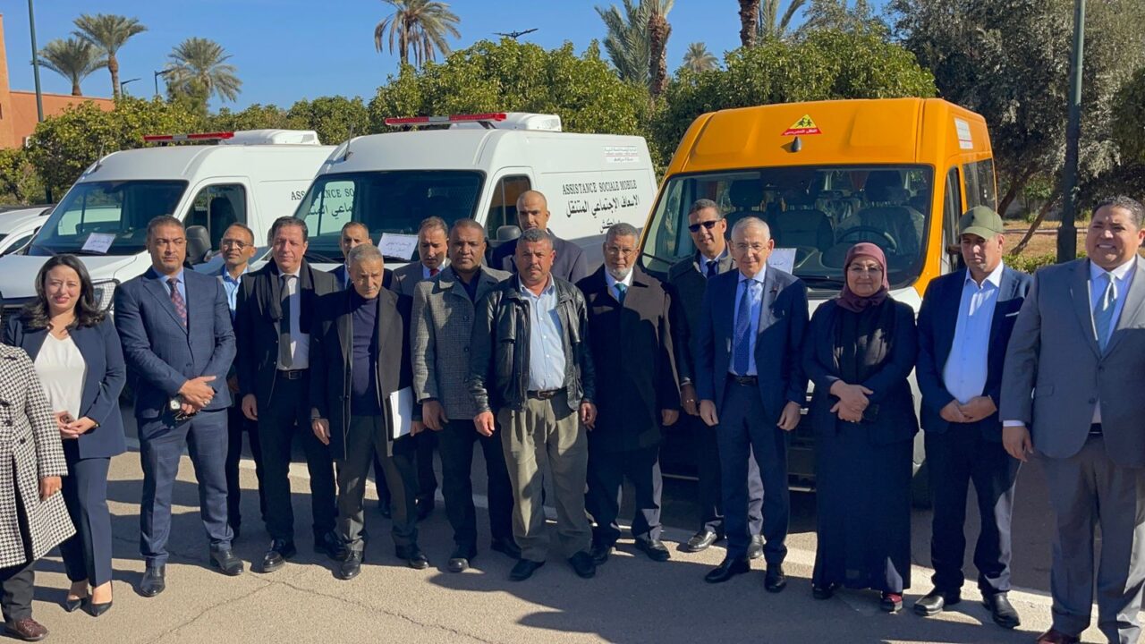 بالصور : رئيس جماعة تاسلطانت عبد القادر لحباب يتسلّم حافلتين للنقل المدرسي بعد ترافع مستمر من أجل دعم تمدرس أبناء الجماعة 4 1000403694