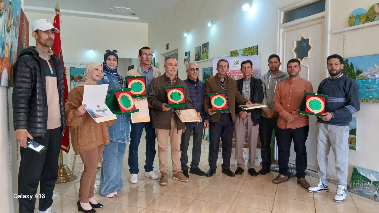 جرسيف : عامل الإقليم يدعم الإبداع الفني باقتناء لوحات تشكيلية 5 1000404043