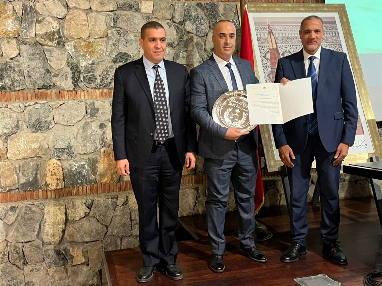 بالصور : فؤاد بلقاضي، رئيس الفرقة المحلية للشرطة القضائية بالعطاوية، يُتوَّج بجائزة الاستحقاق بحضور والي أمن مراكش 2 1000404303