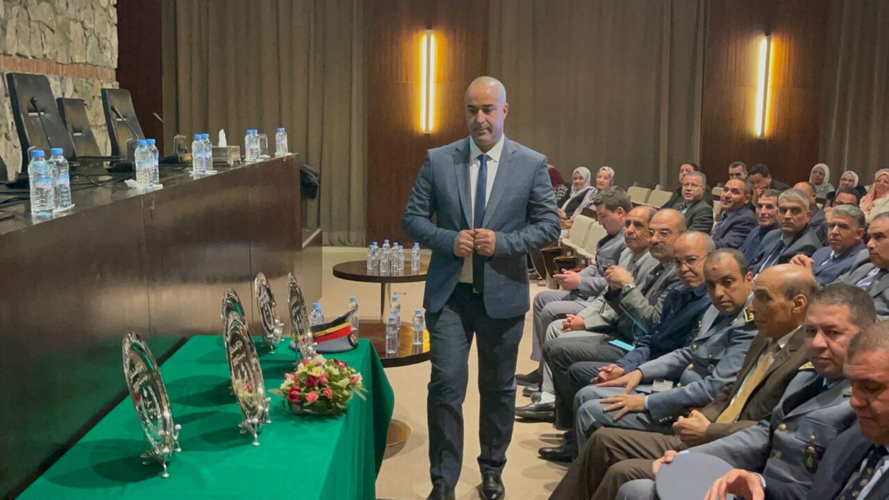 بالصور : فؤاد بلقاضي، رئيس الفرقة المحلية للشرطة القضائية بالعطاوية، يُتوَّج بجائزة الاستحقاق بحضور والي أمن مراكش 3 1000404304