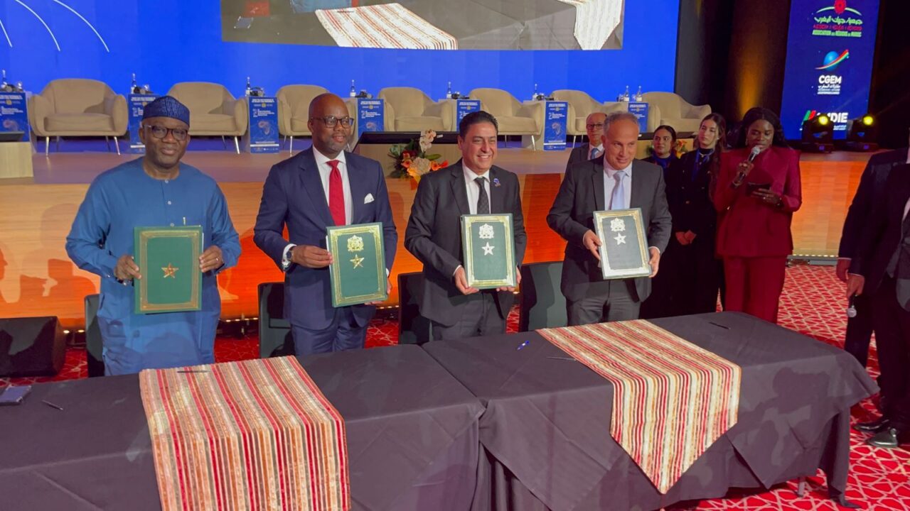 بالصور : سمير كودار رئيس جهة مراكش اسفي يوقع اتفاقية التبادل الحر الإفريقية رافعة استراتيجية لبناء فضاء اقتصادي موحد 2 1000405549