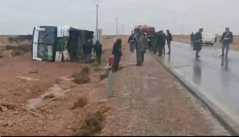 كلميم : انقلاب حافلة للمسافرين بالطريق الجهوية 121 الرابطة بين بين كلميم و بويرزكارن عبر جماعة تكانت 12 1000405901