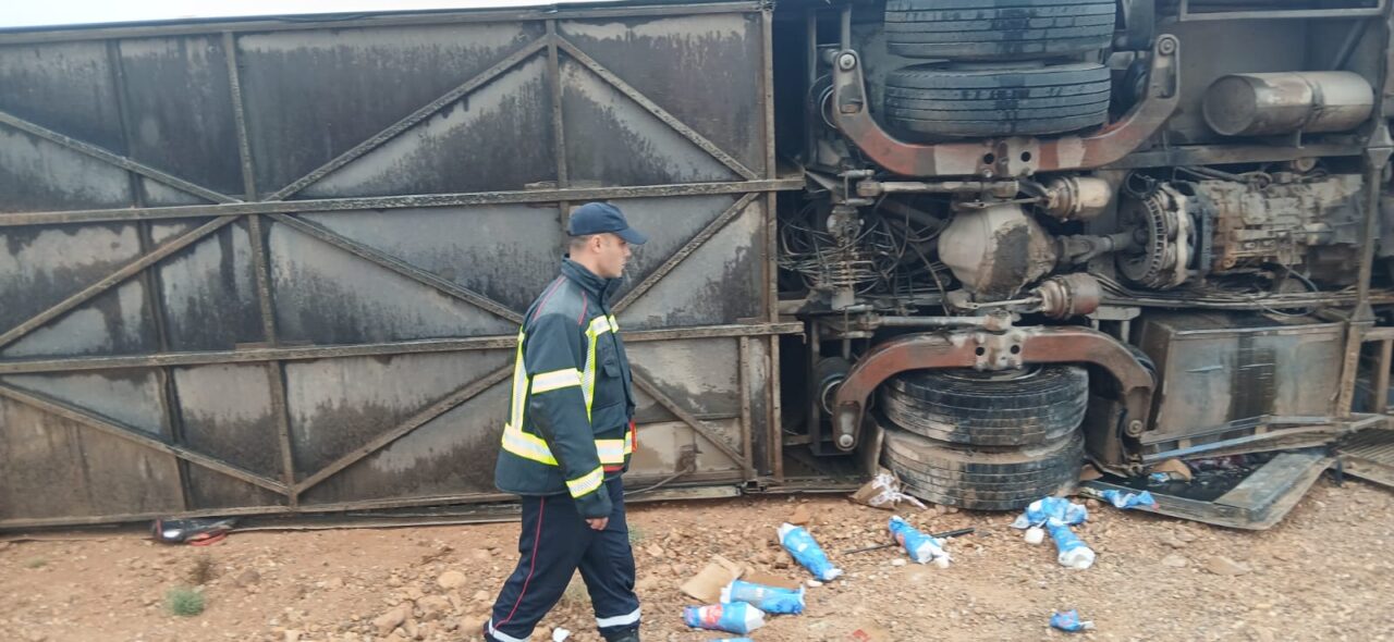 كلميم : انقلاب حافلة للمسافرين بالطريق الجهوية 121 الرابطة بين بين كلميم و بويرزكارن عبر جماعة تكانت 6 1000405907