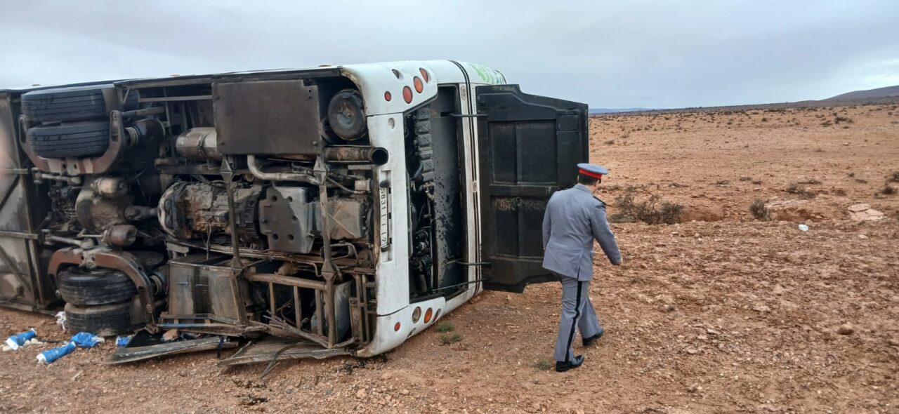 كلميم : انقلاب حافلة للمسافرين بالطريق الجهوية 121 الرابطة بين بين كلميم و بويرزكارن عبر جماعة تكانت 2 1000405909