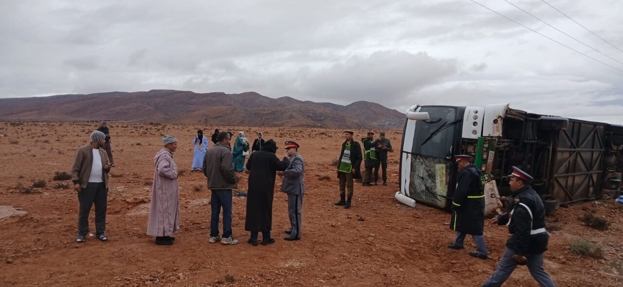 كلميم : انقلاب حافلة للمسافرين بالطريق الجهوية 121 الرابطة بين بين كلميم و بويرزكارن عبر جماعة تكانت 4 1000405914