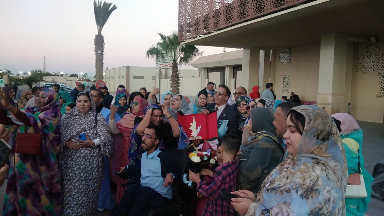 استقبال حاشد بالعيون للدكتور مولاي بوبكر حمداني عقب تتويجه بجائزة المجتمع المدني 2025 3 1000406068