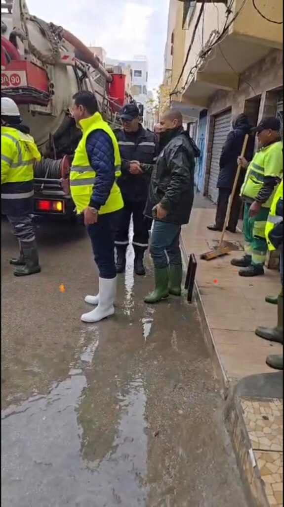 أمطار غزيرة بتطوان و عمالة المضيق الفنيدق تسببت في خسائر مادية وتعطيل نسبي لحركة السير و الجولان بالمداخل.. 2 1000406425