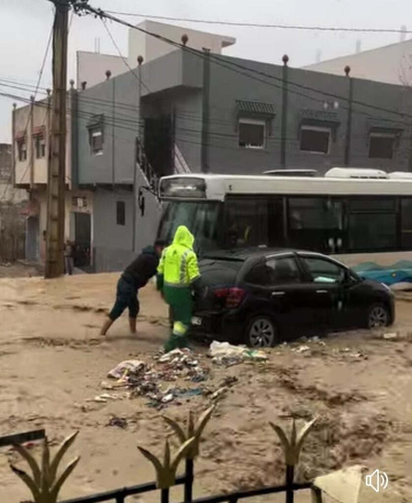 أمطار غزيرة بتطوان و عمالة المضيق الفنيدق تسببت في خسائر مادية وتعطيل نسبي لحركة السير و الجولان بالمداخل.. 3 1000406426
