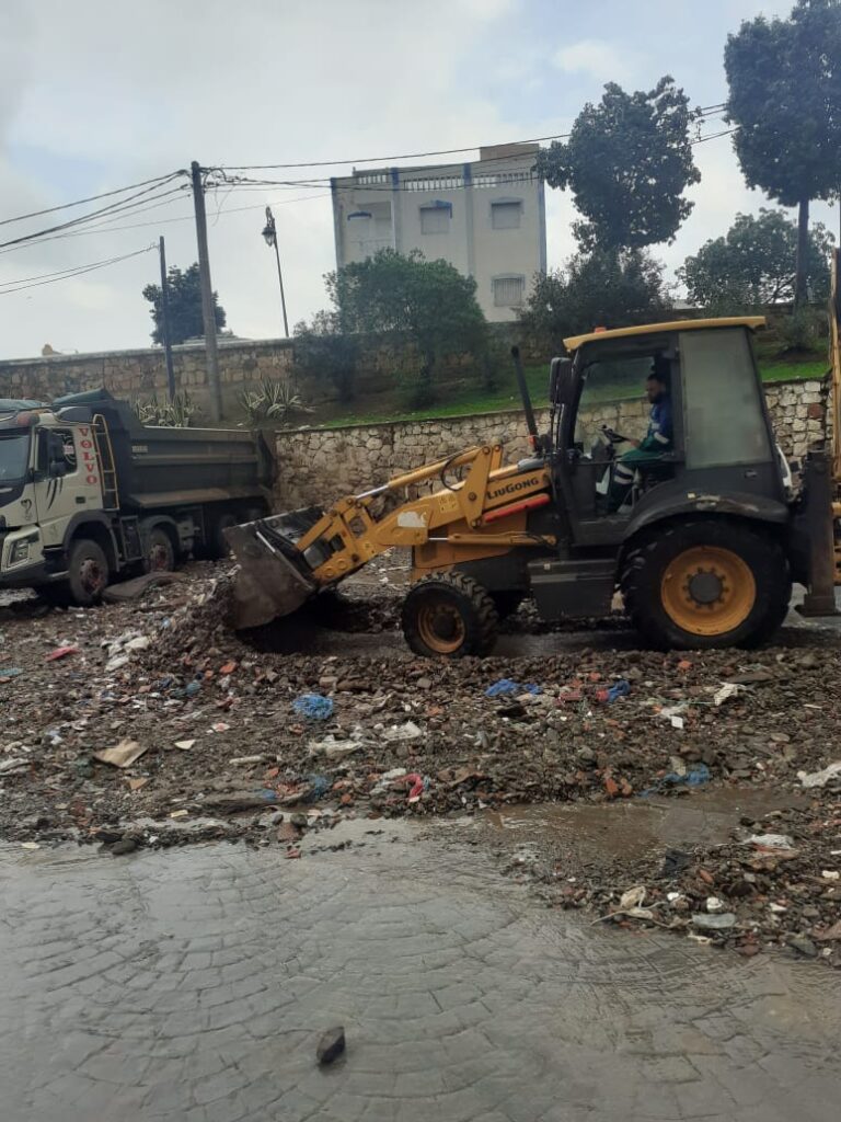 أمطار غزيرة بتطوان و عمالة المضيق الفنيدق تسببت في خسائر مادية وتعطيل نسبي لحركة السير و الجولان بالمداخل.. 7 1000406430