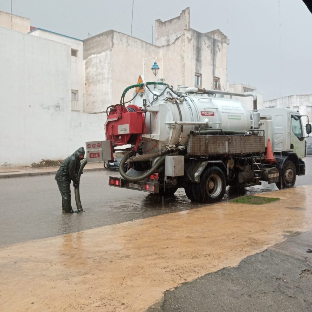 أمطار غزيرة بتطوان و عمالة المضيق الفنيدق تسببت في خسائر مادية وتعطيل نسبي لحركة السير و الجولان بالمداخل.. 16 1000406439
