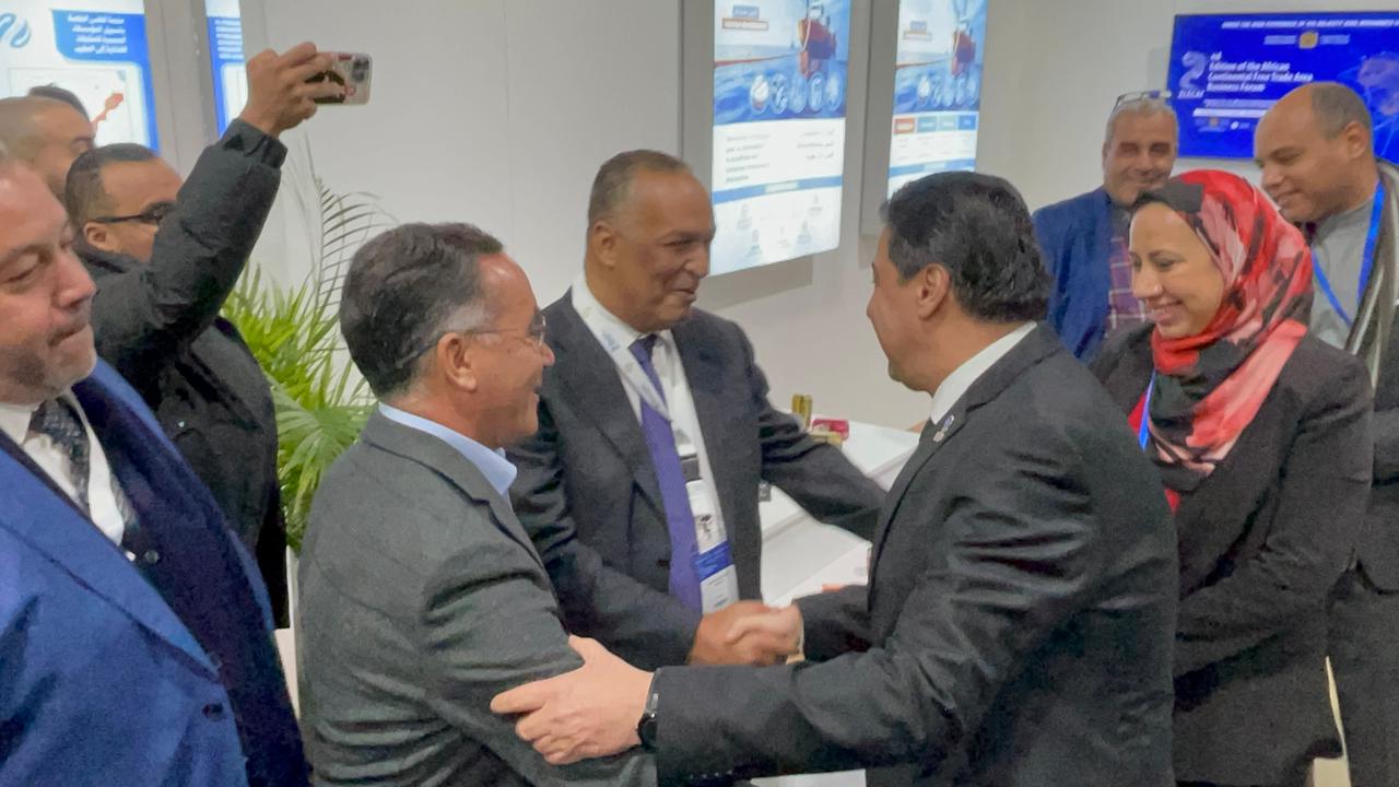 بالصور: حبت شيبتة محمد، رئيس غرفة التجارة والصناعة والخدمات لجهة الداخلة–وادي الذهب، يحضر بمراكش النسخة الثانية لملتقى الأعمال الإفريقي ويؤكد دعمه للصناعة والتجارة بالجهة 6 1000406758