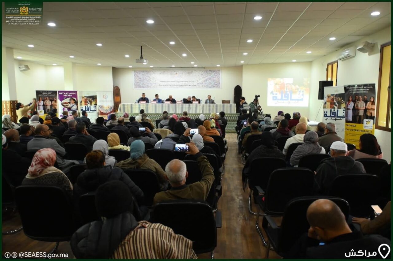 بالصور : حسن شميس رئيس غرفة الصناعة التقليدية لجهة مراكش-آسفي يشرف على لقاء تواصلي لقافلة المهني لتعريف الصناع ببرامج دعم وتحديث القطاع 2 1000408531