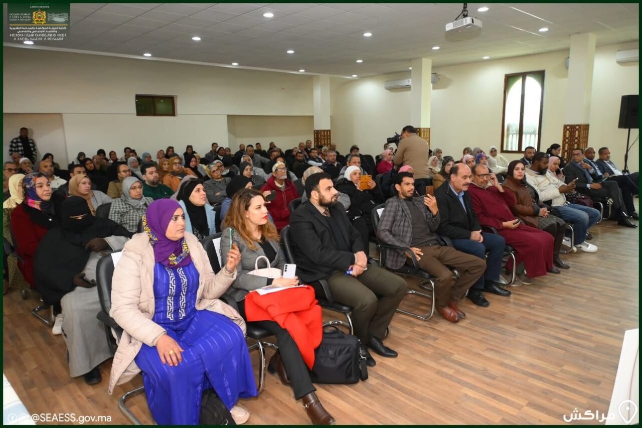 بالصور : حسن شميس رئيس غرفة الصناعة التقليدية لجهة مراكش-آسفي يشرف على لقاء تواصلي لقافلة المهني لتعريف الصناع ببرامج دعم وتحديث القطاع 3 1000408532