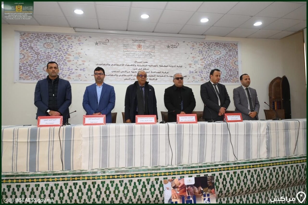 بالصور : حسن شميس رئيس غرفة الصناعة التقليدية لجهة مراكش-آسفي يشرف على لقاء تواصلي لقافلة المهني لتعريف الصناع ببرامج دعم وتحديث القطاع 4 1000408533