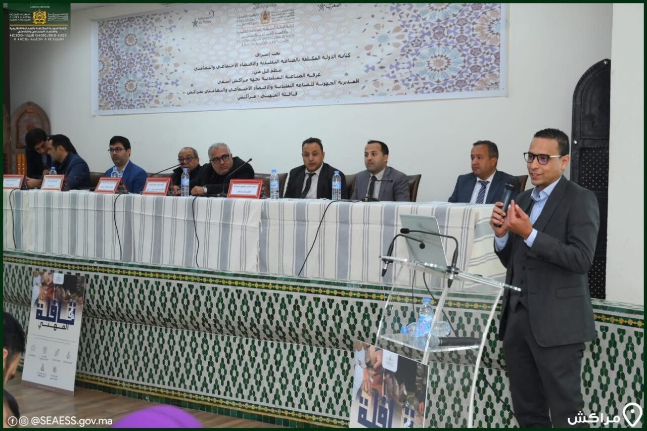 بالصور : حسن شميس رئيس غرفة الصناعة التقليدية لجهة مراكش-آسفي يشرف على لقاء تواصلي لقافلة المهني لتعريف الصناع ببرامج دعم وتحديث القطاع 8 1000408537