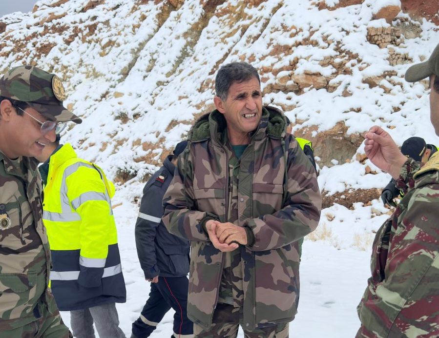 بالصور : عامل إقليم شيشاوة بوعبيد الكراب يقود جهود إزالة الثلوج وفتح الطرق المتضررة من التقلبات الجوية 3 1000409565