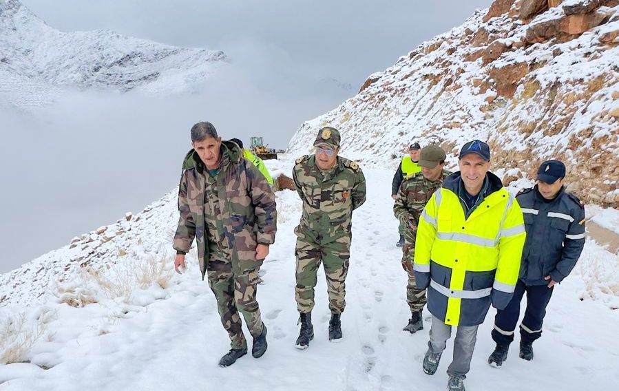 بالصور : عامل إقليم شيشاوة بوعبيد الكراب يقود جهود إزالة الثلوج وفتح الطرق المتضررة من التقلبات الجوية 4 1000409566