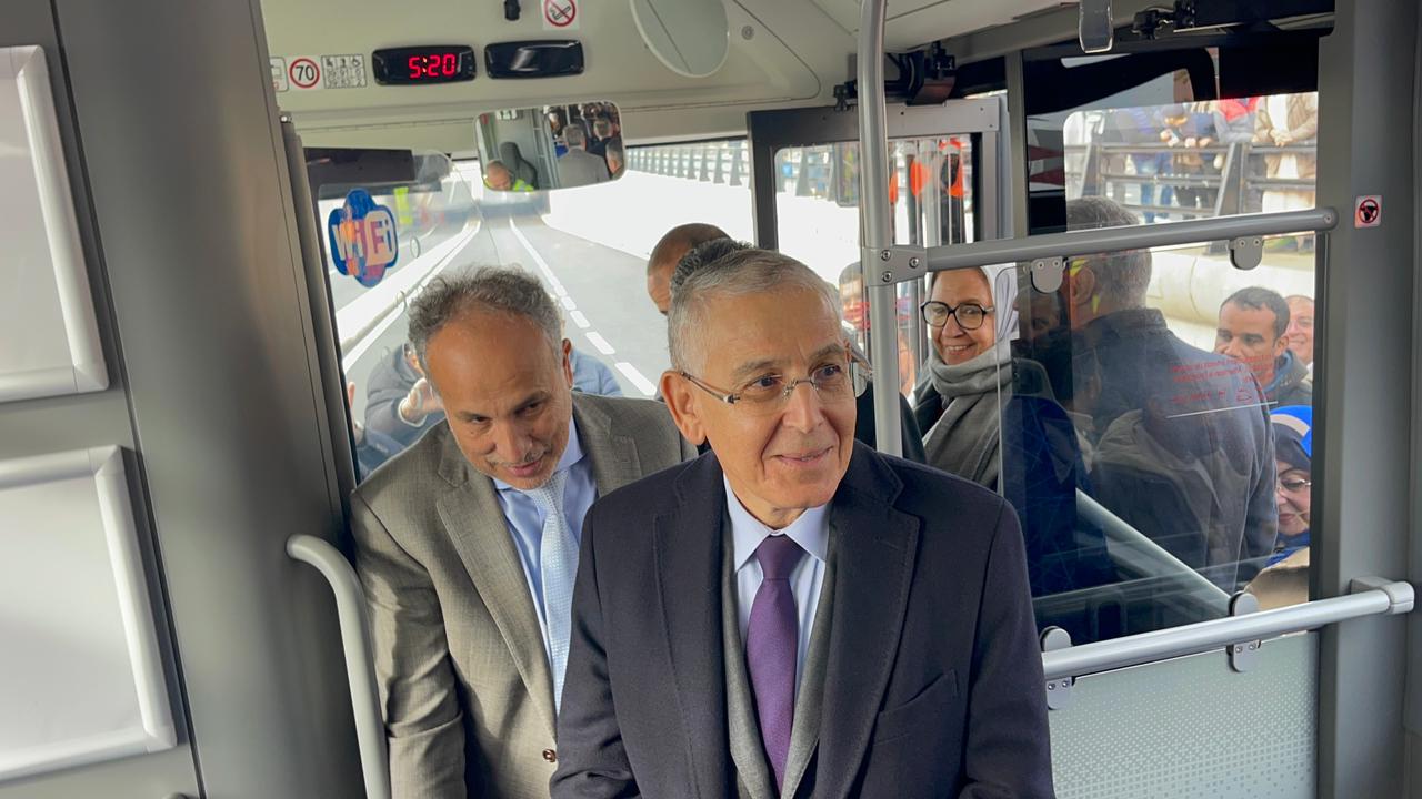 بالصور.. والي جهة مراكش آسفي ورئيس الجهة يدشنان ممراً تحت أرضي ويعطيان انطلاقة جيل جديد من حافلات النقل الحضري بمراكش 11 1000409638