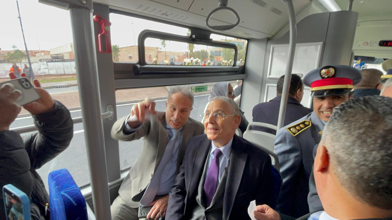 بالصور.. والي جهة مراكش آسفي ورئيس الجهة يدشنان ممراً تحت أرضي ويعطيان انطلاقة جيل جديد من حافلات النقل الحضري بمراكش 9 1000409641