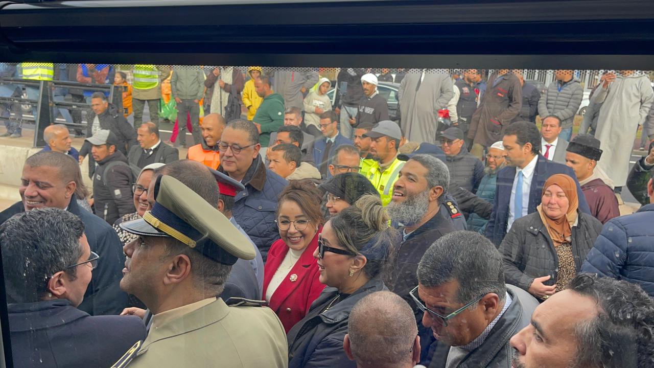 بالصور.. والي جهة مراكش آسفي ورئيس الجهة يدشنان ممراً تحت أرضي ويعطيان انطلاقة جيل جديد من حافلات النقل الحضري بمراكش 5 1000409643