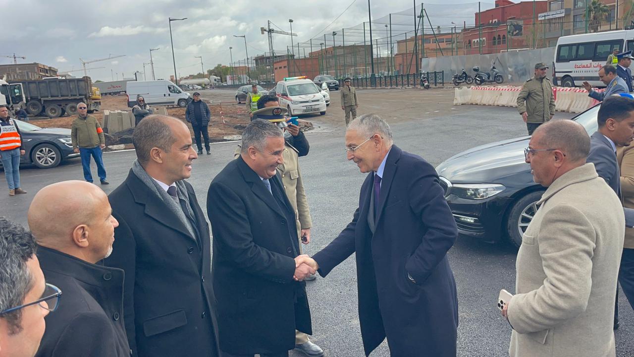 بالصور.. والي جهة مراكش آسفي ورئيس الجهة يدشنان ممراً تحت أرضي ويعطيان انطلاقة جيل جديد من حافلات النقل الحضري بمراكش 4 1000409648