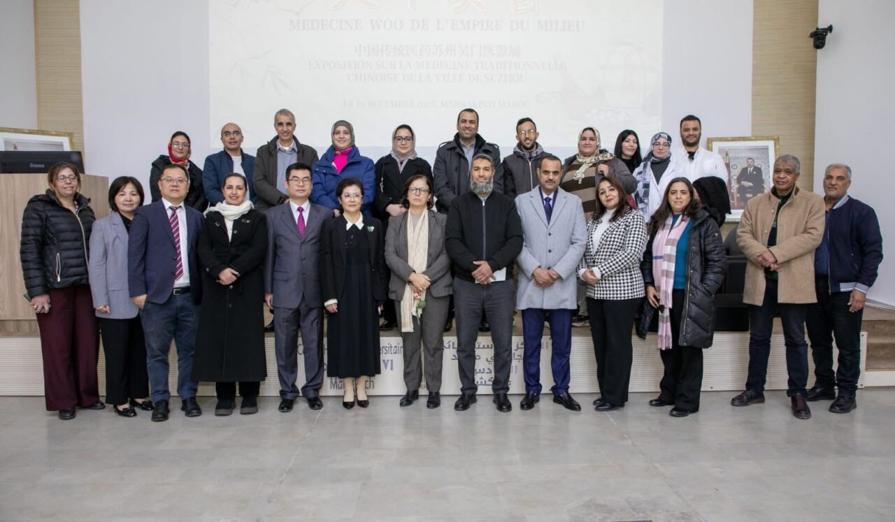 بالصور : عبد العزيز أبو سعيد يمثل جماعة مراكش في استقبال وفد صحي من مدينة سوتزو الصينية 2 1000409892