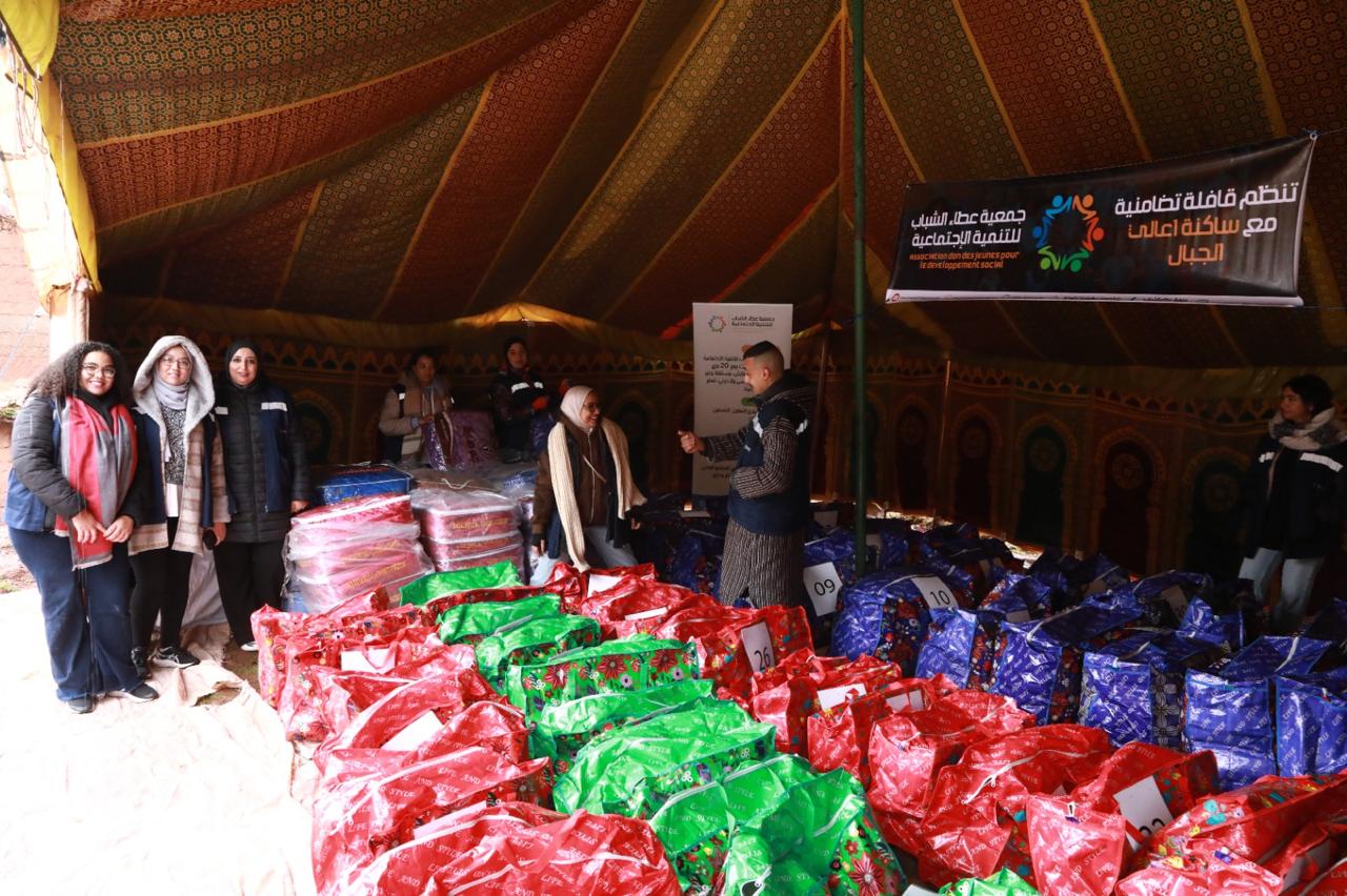 قافلة تضامنية لـ“عطاء الشباب” تخفف وطأة البرد عن ساكنة دوار تاغزوت بإقليم الحوز 11 1000418997