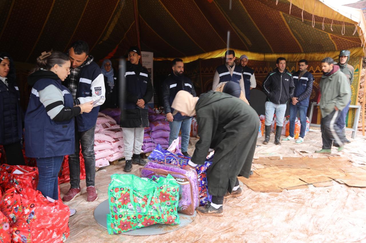 قافلة تضامنية لـ“عطاء الشباب” تخفف وطأة البرد عن ساكنة دوار تاغزوت بإقليم الحوز 12 1000418998