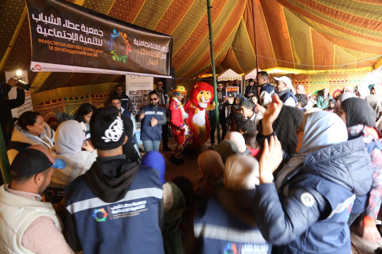 قافلة تضامنية لـ“عطاء الشباب” تخفف وطأة البرد عن ساكنة دوار تاغزوت بإقليم الحوز 7 1000419004