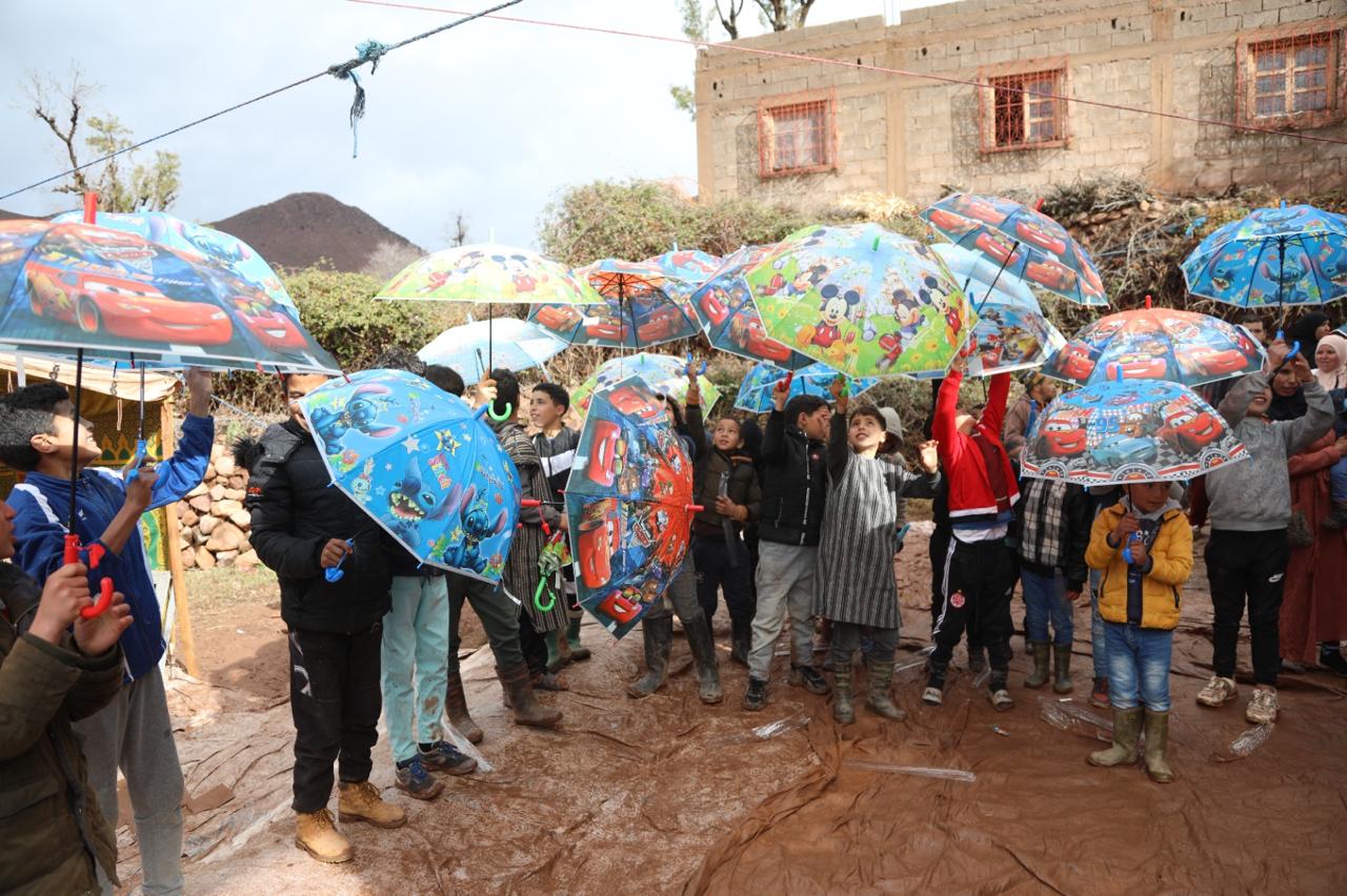 قافلة تضامنية لـ“عطاء الشباب” تخفف وطأة البرد عن ساكنة دوار تاغزوت بإقليم الحوز 4 1000419007