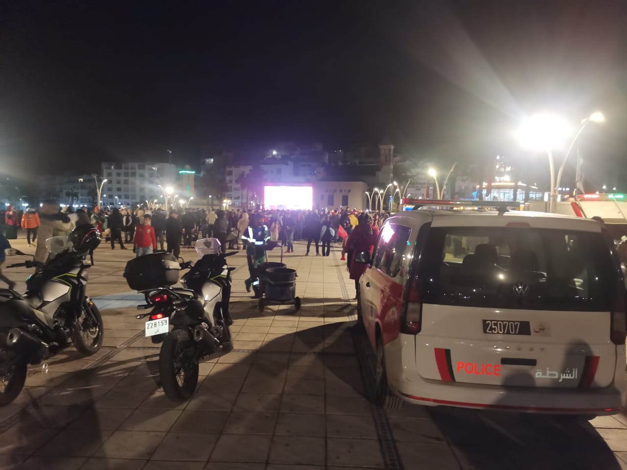 وضع شاشة "زون فان" بالعلم القروي لمتابعة مباريات الكان 2025 المنظمة في المغرب. 2 1000419313