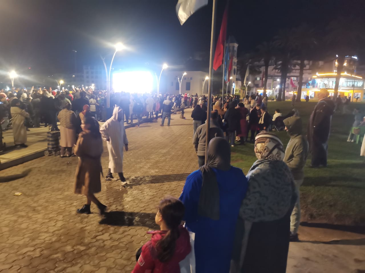 وضع شاشة "زون فان" بالعلم القروي لمتابعة مباريات الكان 2025 المنظمة في المغرب. 5 1000419316