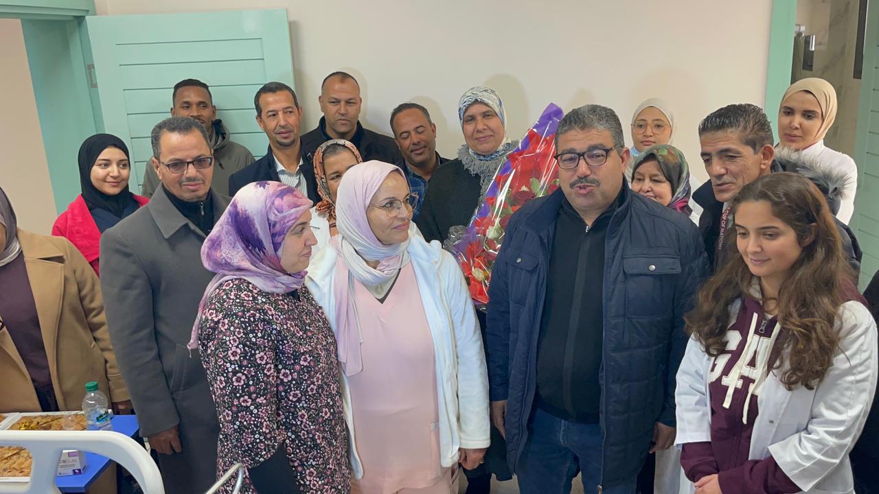 بالصور : محمد الشقيق رئيس جماعة سيدي إبراهيم يزور سيدة نجحت ولادتها بالمركز الصحي لجماعة واحة سيدي إبراهيم بمراكش ويشيد بالأطر الطبية 3 1000419621