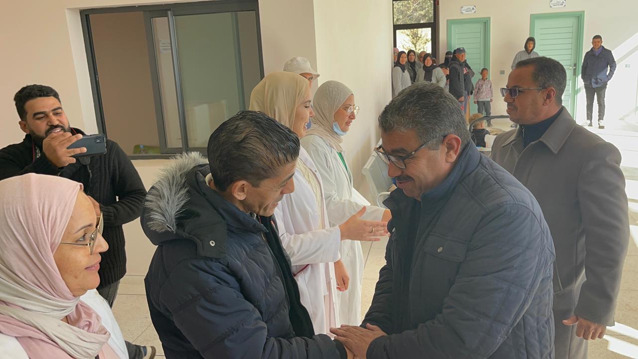 بالصور : محمد الشقيق رئيس جماعة سيدي إبراهيم يزور سيدة نجحت ولادتها بالمركز الصحي لجماعة واحة سيدي إبراهيم بمراكش ويشيد بالأطر الطبية 4 1000419622
