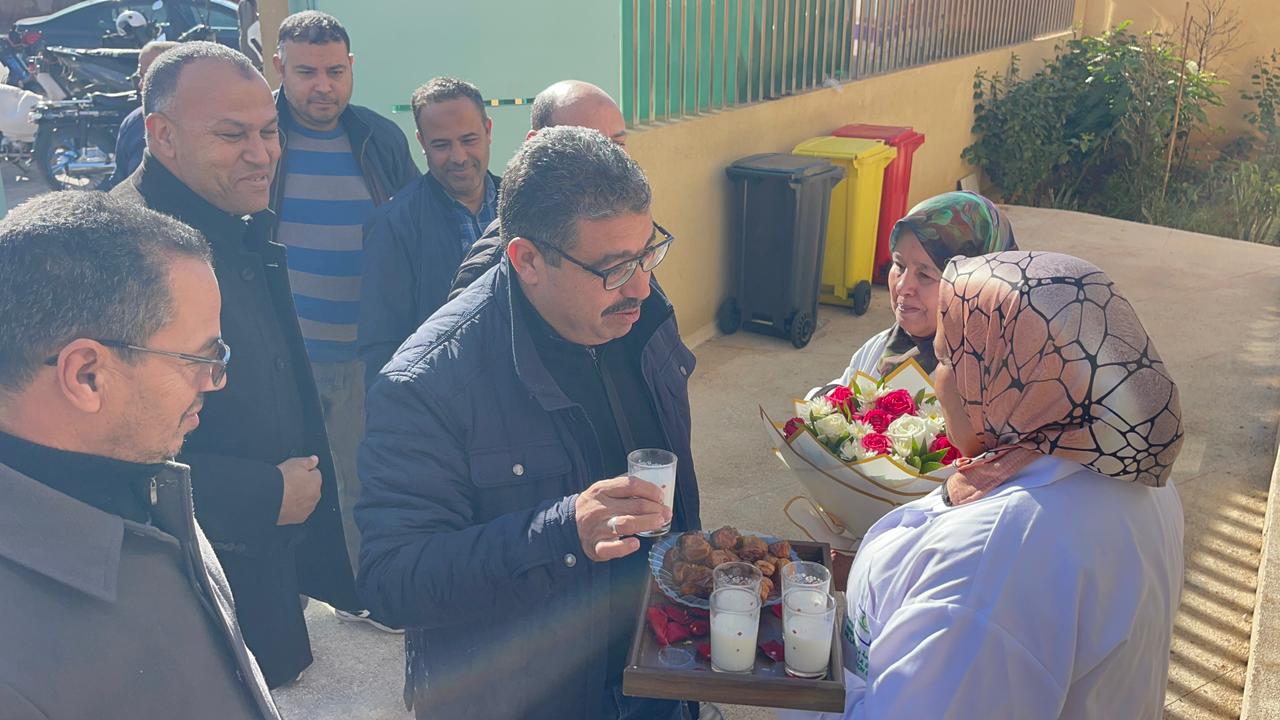 بالصور : محمد الشقيق رئيس جماعة سيدي إبراهيم يزور سيدة نجحت ولادتها بالمركز الصحي لجماعة واحة سيدي إبراهيم بمراكش ويشيد بالأطر الطبية 5 1000419623