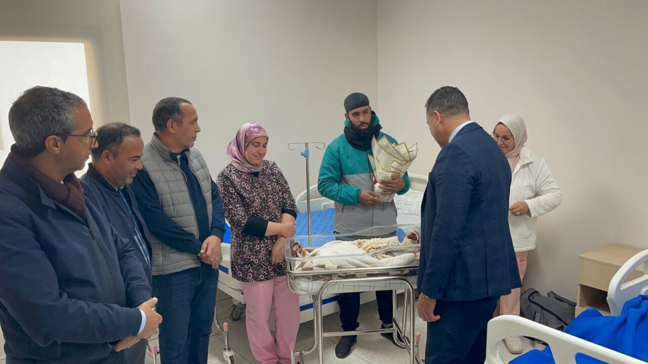 بالصور / الدكتور مصطفى كريرات، المندوب الإقليمي للصحة بمراكش، يشيد بأول ولادة ناجحة بالمركز الصحي بواحة سيدي إبراهيم بمراكش 3 1000419644