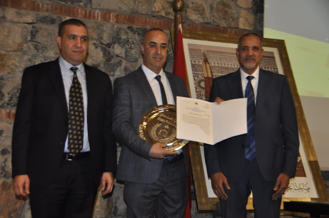 بالصور : فؤاد بلقاضي، رئيس الفرقة المحلية للشرطة القضائية بالعطاوية، يُتوَّج بجائزة الاستحقاق بحضور والي أمن مراكش 1 IMG 20251210 WA0138