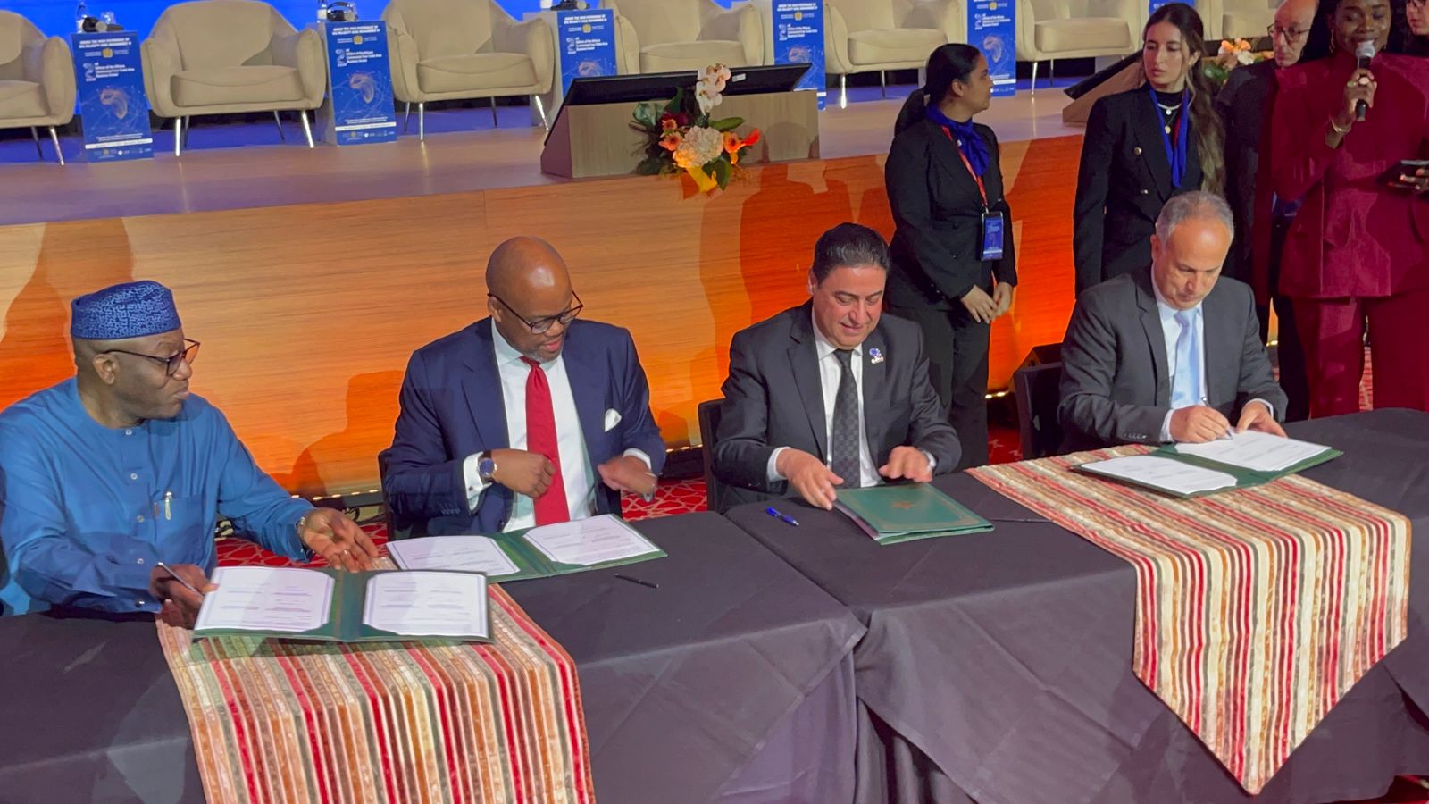 بالصور : سمير كودار رئيس جهة مراكش اسفي يوقع اتفاقية التبادل الحر الإفريقية رافعة استراتيجية لبناء فضاء اقتصادي موحد 1 IMG 20251212 WA0016
