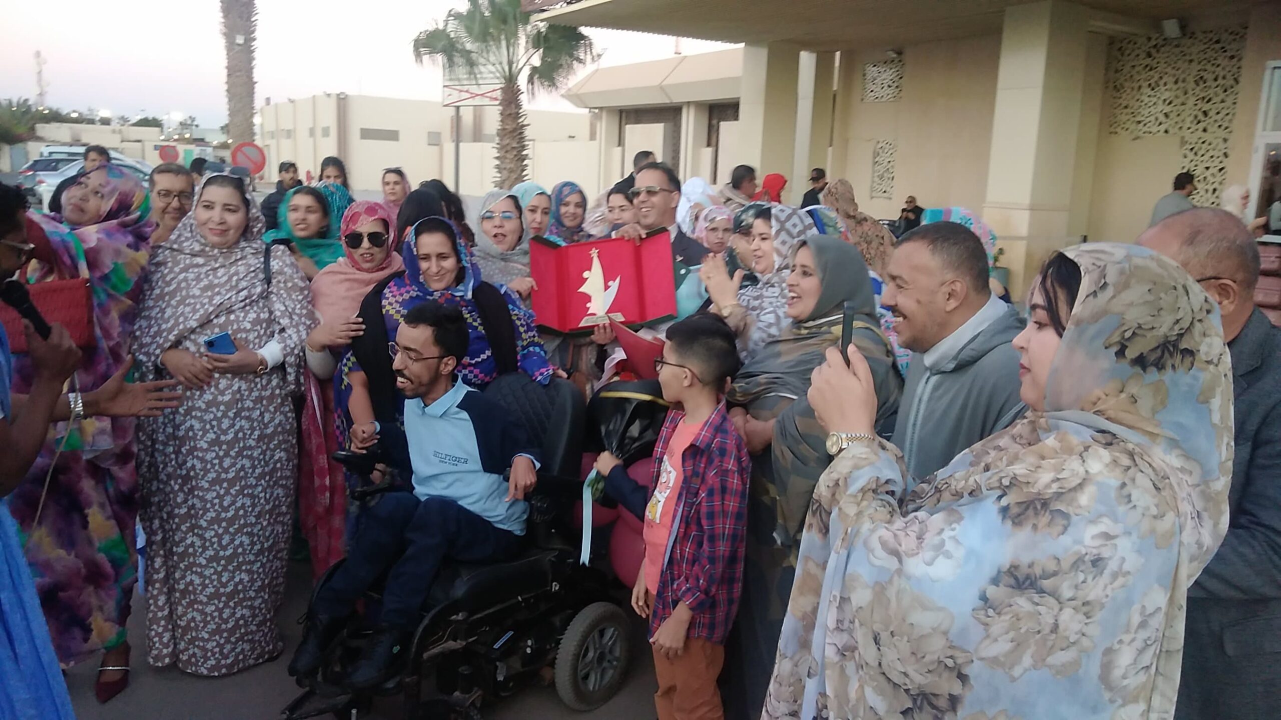 استقبال حاشد بالعيون للدكتور مولاي بوبكر حمداني عقب تتويجه بجائزة المجتمع المدني 2025 1 IMG 20251212 WA0110 scaled