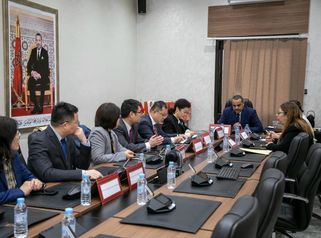 بالصور : عبد العزيز أبو سعيد يمثل جماعة مراكش في استقبال وفد صحي من مدينة سوتزو الصينية 1 IMG 20251218 WA0017