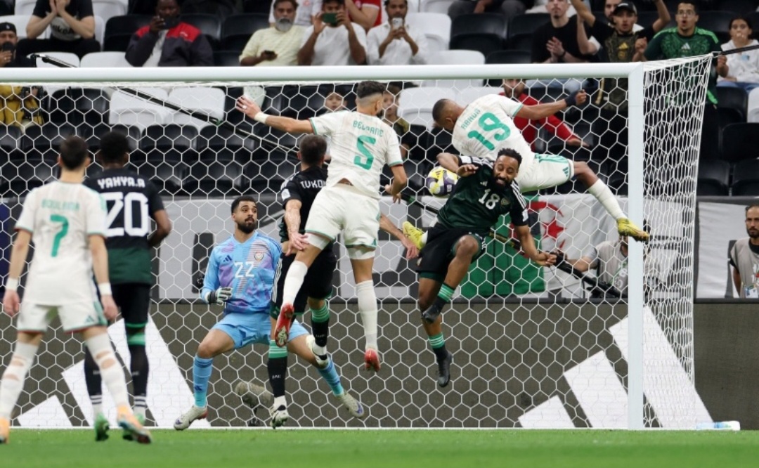 الإمارات تقصي الجزائر من كأس العرب وتضرب موعدا مع المغرب في نصف النهائي 1 Screenshot 20251212 215152 Hesport