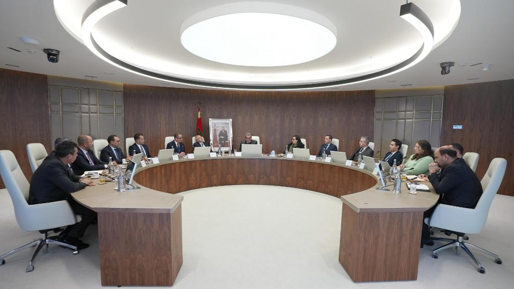 رئیس الحكومة یترأس اجتماع تقدیم الخطة الاستراتیجیة للشركة الوطنیة لإنجاز وتدبیر المنشآت الریاضیة 1 slider 1766007465اجتماع 2